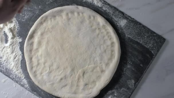 Cocinero de pizza italiano formando la masa con las manos . — Vídeo de stock