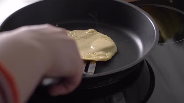 Zubereitung köstlicher amerikanischer Pfannkuchen auf einer Pfanne — Stockvideo