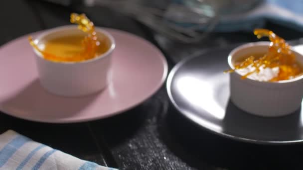 Zdobit crème Brulee s křupavou karamelem — Stock video