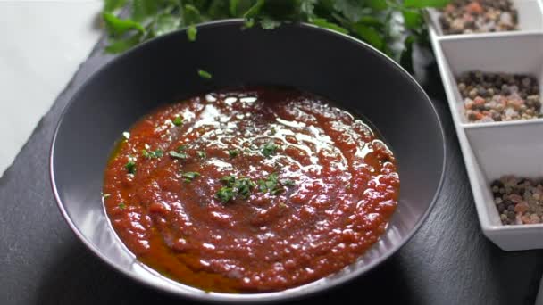 El cocinero añade perejil a la salsa de tomate. vista superior — Vídeo de stock