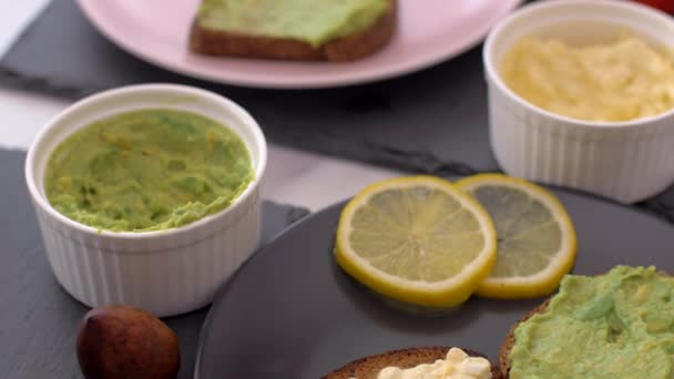 Gezond ontbijt met avocado sandwich en eiersalade — Stockvideo