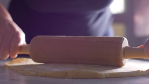 Walcowanie ciasta z wałkowni w zwolnionym tempie — Wideo stockowe