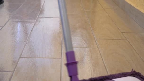Моющий пол с фиолетовой шваброй из микроволокон — стоковое видео