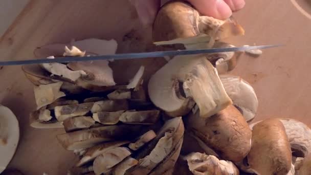 Uzavření Kryjního houby na řezací desce — Stock video