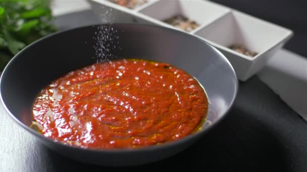 The chef adds salt to the tomato sauce — Stock Video