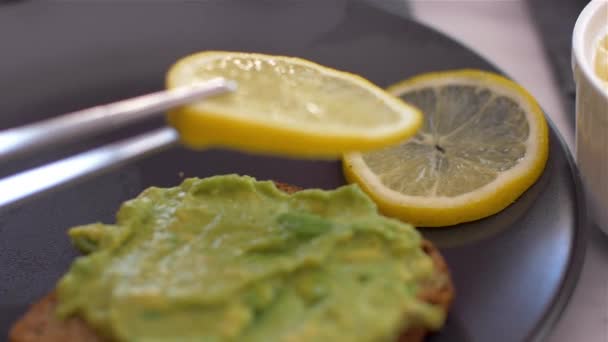 Bir avokado tost üzerine limon yerleştirme — Stok video