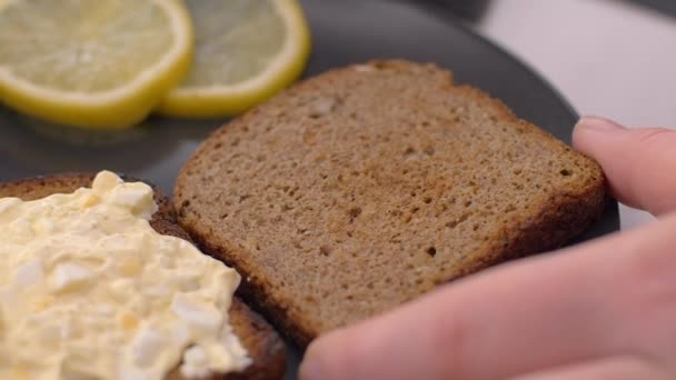 Vista dall'alto di colazione sana con toast all'avocado — Video Stock