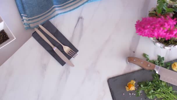 닭 가슴살과 샐러드와 함께 2 인 분 음식. 슬로우 모션 — 비디오