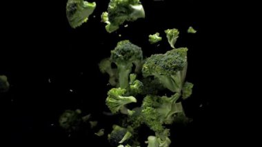 Brokoli siyah bir arka plan dönüyor. Yavaş çekim