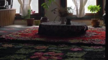 Eski geleneksel Bulgar odası içinde. 