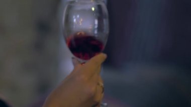 Eski bir mahzende şarap tatmak. Tatlandırıcı içmeden önce şarabı dekantize eder.