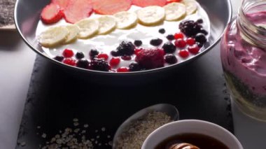 Yoğurt, meyve ve yulaf müsli ile sağlıklı kahvaltı