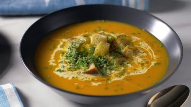 Lezzetli kremalı kabak çorbası. İyi aromalı