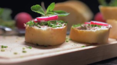 Tahta tahtadan bir okşama ile bir sandviç alma