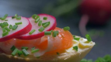 Somonlu bir sandviçin üzerine nane şekeri koy. Yavaş çekim