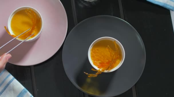 Decoración de crema brulee con caramelo crujiente — Vídeos de Stock