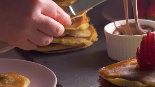 Sprider amerikanska pannkakor med choklad — Stockvideo