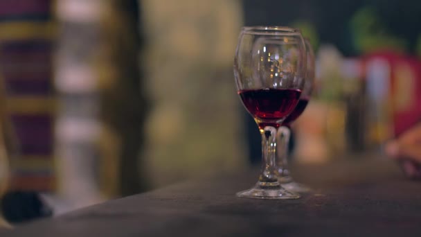 古い地下室でワインを味わう テイサーはワインのグラスを取る — ストック動画