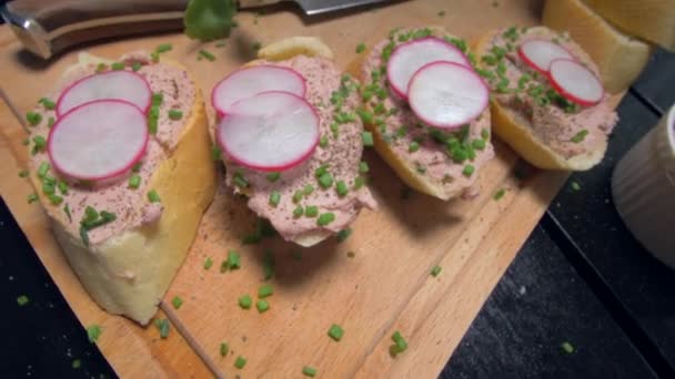 Colocar as folhas de hortelã em um sanduíche com uma pasta — Vídeo de Stock