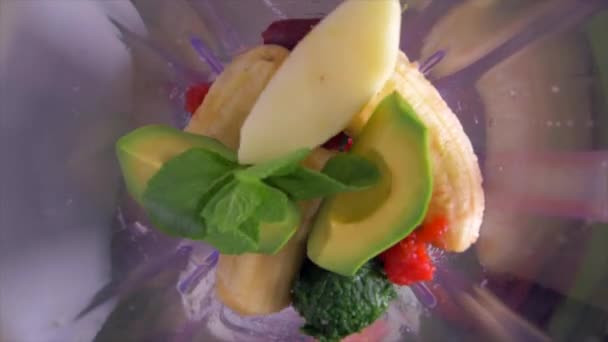 Blender met groene vegetarische smoothie top uitzicht. Slow Motion — Stockvideo