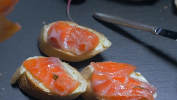 Poner salmón en una rebanada de mantequilla. Movimiento lento — Vídeo de stock