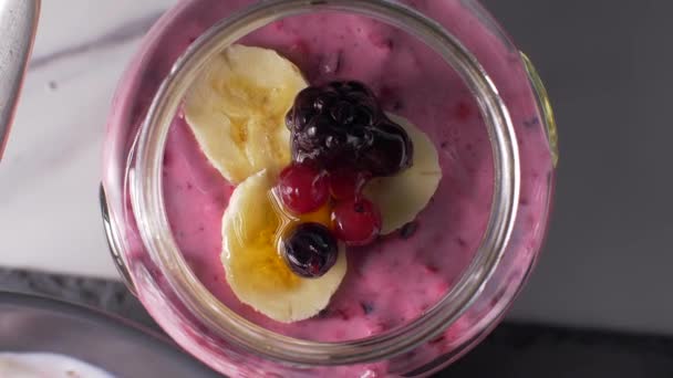 Zdravá snídaně podávané ve sklenici — Stock video