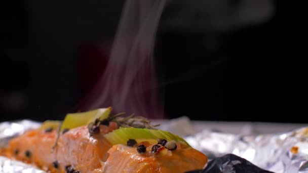 Zalm gekookt in folie uit de oven verwijderd — Stockvideo