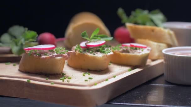 Prendre un sandwich avec une pâtée de la planche de bois — Video