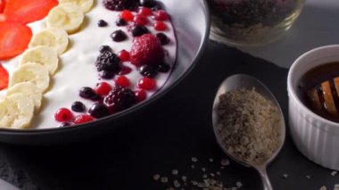 Yoğurt, meyve ve yulaf müsli ile sağlıklı kahvaltı