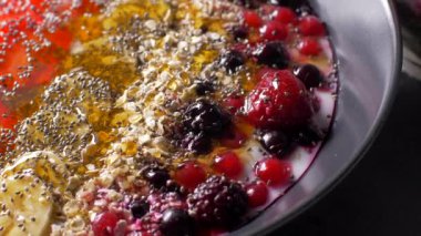 Kaşıkta yoğurt meyvesi ve chia tohumu ile sağlıklı kahvaltı