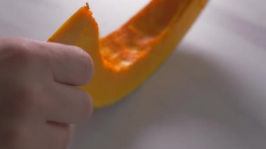 Balkabağını kabuğundan temizleme