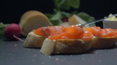 Somonlu sandviçler. Yavaş çekim