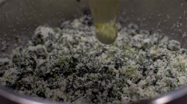 Ricotta ve ıspanak Yavaş Hareket yumurta ekleme