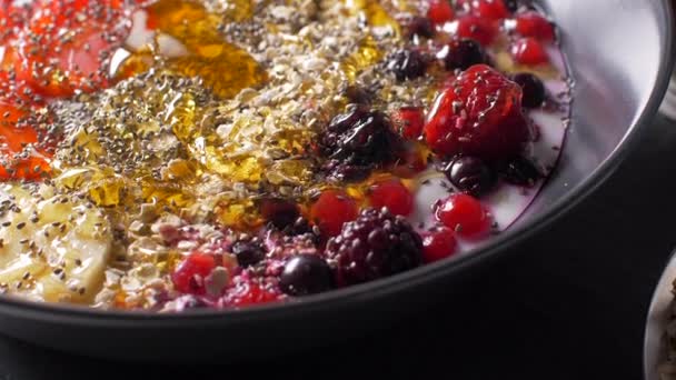 Pouring healthy breakfast with honey. — Stock Video