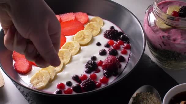 Desayuno saludable, espolvoreado con avena — Vídeo de stock