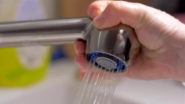 Het wassen van de gootsteen in de keuken. Slow Motion — Stockvideo