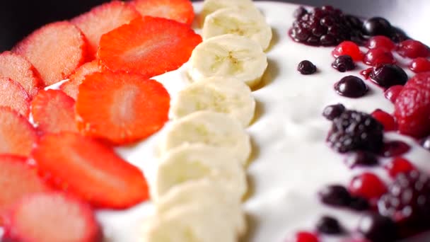 Hälsosam frukost med yoghurt, frukt och Chia-frö — Stockvideo