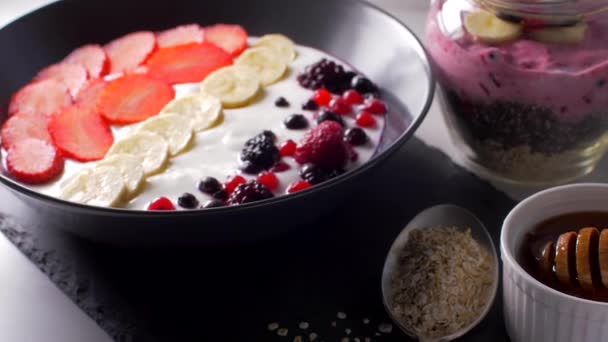 Gezond ontbijt met yoghurt, fruit en haver muesli — Stockvideo