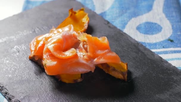 Poner tomillo en salmón y calabaza de calabaza. Movimiento lento — Vídeo de stock