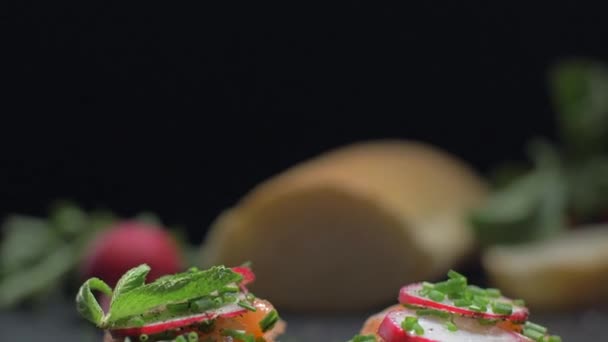 黑色背景的美味鲑鱼三明治。慢动作 — 图库视频影像