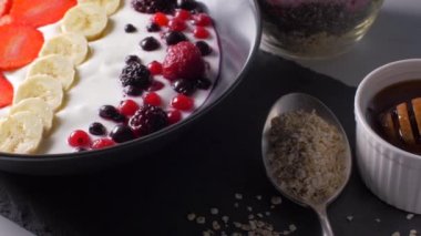 Yoğurt, meyve ve yulaf müsli ile sağlıklı kahvaltı