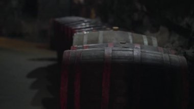 Şarap depolamak için eski fıçılar. Eski mahzen