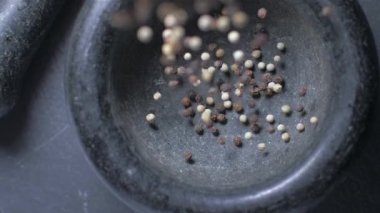 Bir harç içine siyah ve beyaz biber dökün. Yavaş çekim