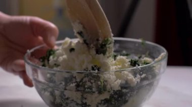 Bir aşçı birlikte ıspanak ve ricotta peyniri Yavaş hareket karıştırma