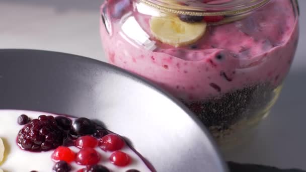 Gezond ontbijt met yoghurt, fruit en haver muesli — Stockvideo