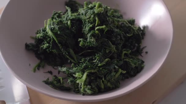 Blanched spinach in a bow. Slow motion — Stock Video