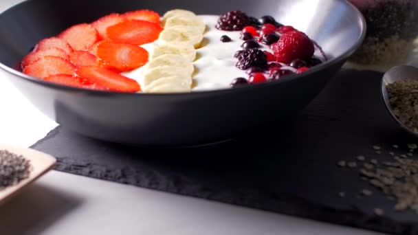 Здоровый завтрак с йогуртом, фруктами и овсянкой мюсли — стоковое видео
