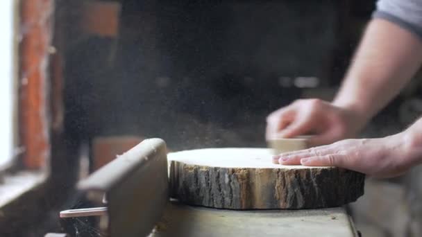 Ξυλουργός γυαλίζει το ξύλινο σανίδα με γυαλόχαρτο στην επιφάνεια εργασίας. — Αρχείο Βίντεο