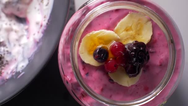 Desayuno saludable servido en un frasco — Vídeo de stock