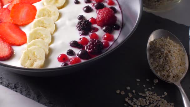 Desayuno saludable, con yogur, frutas y avena muesli — Vídeo de stock